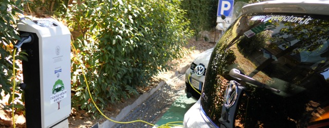 Una colonnina di ricarica di auto elettriche al Gaslini di Genova