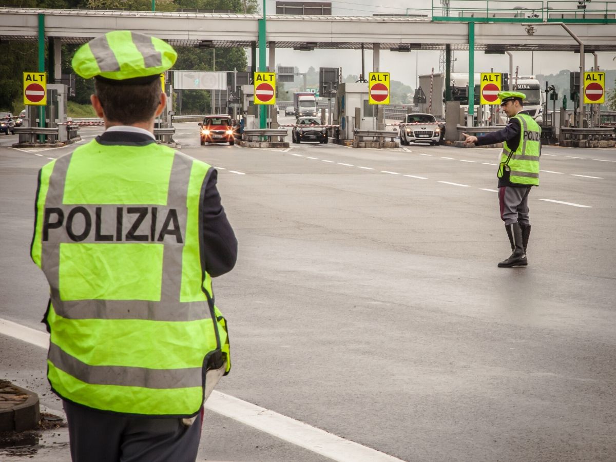 Controlli di Polizia sulle strade italiane per contenere il COVID-19