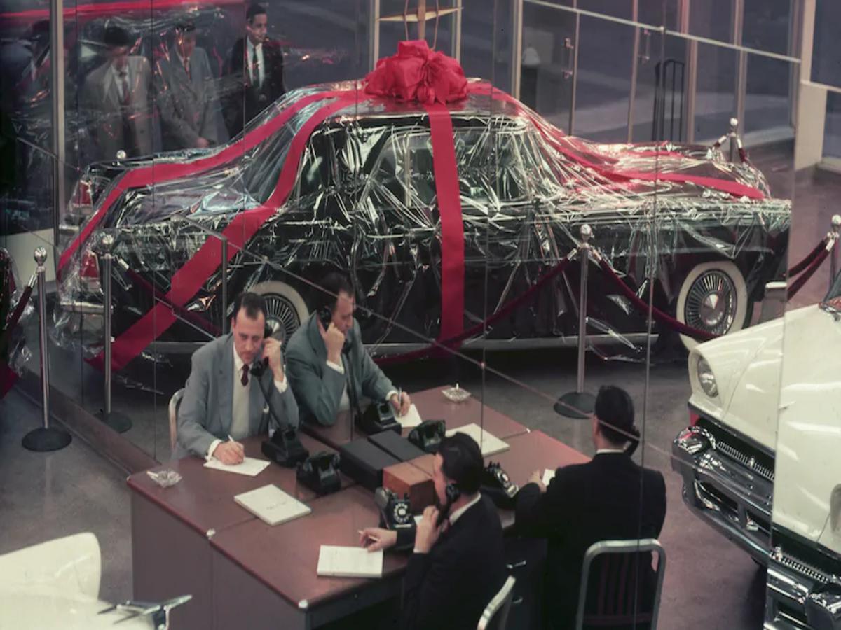 i concessionari di una volta A-Continental-Mark-II-sits-under-faux-gift-wrap-1955