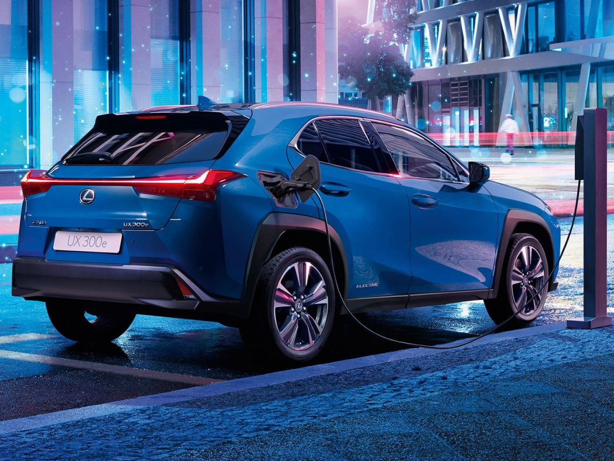 Nuova Lexus UX 300e